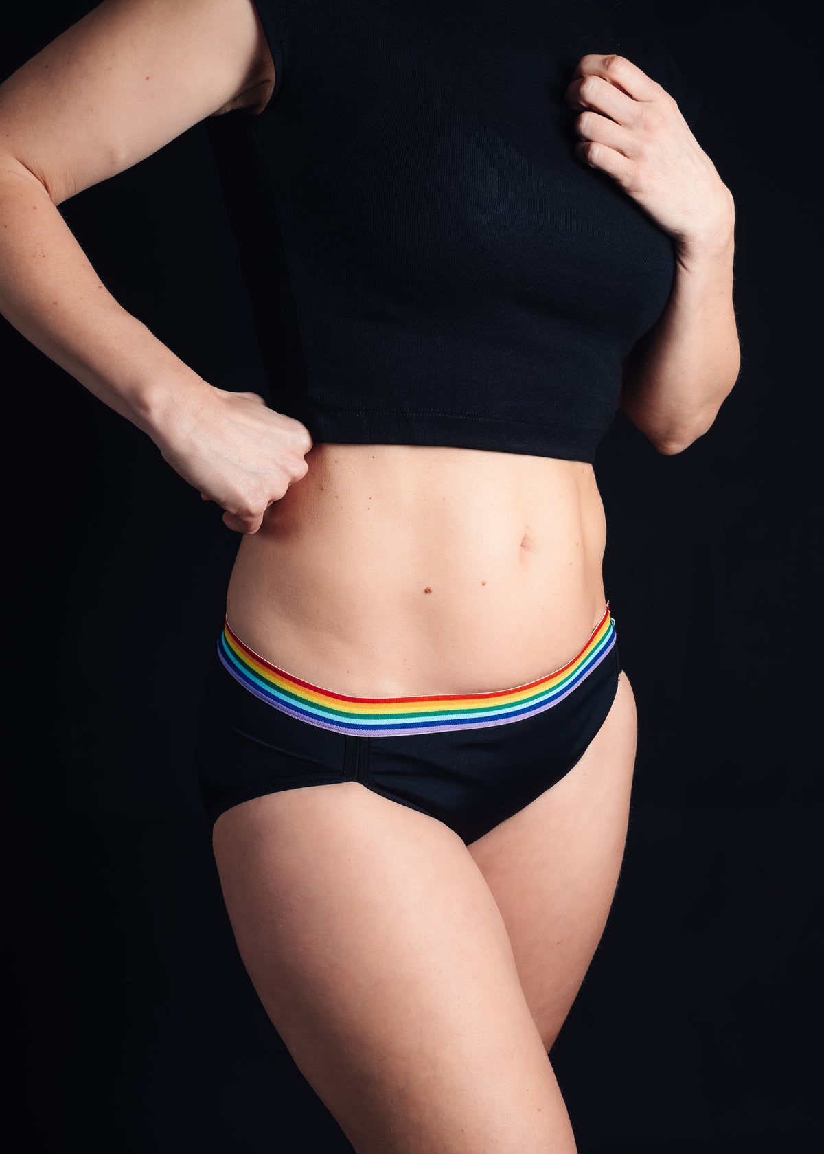 Culotte menstruelle la Funky portée – élastique coloré arc-en-ciel, pour flux léger à moyen